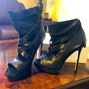 Camilla Skovgaard. Saw bottom, sock bootie. Sz 41